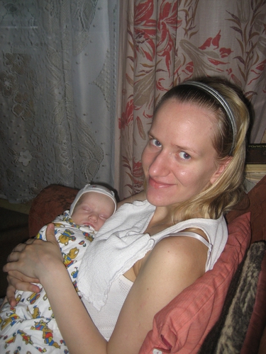 0 месяцев с мамой после ванной.